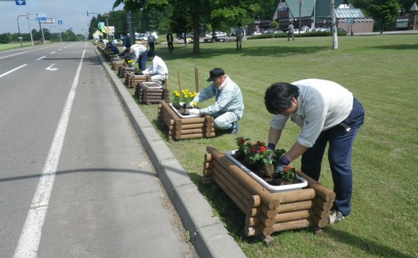 地域貢献活動／更別村花植栽協議会主催の道の駅（ピポパ）の花壇整備に参加
