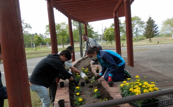 地域貢献活動／更別村花植栽協議会主催の道の駅（ピポパ）の花壇整備に参加 