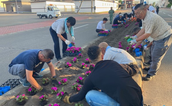地域貢献活動／更別村地域安全コミュニティ村民議会主催の花壇整備に参加